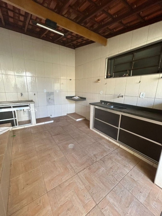 Casa à venda com 3 quartos, 1 suíte, 2 vagas e 175m² no SÃO BENEDITO, Uberaba (MG) — foto 19 de 25
